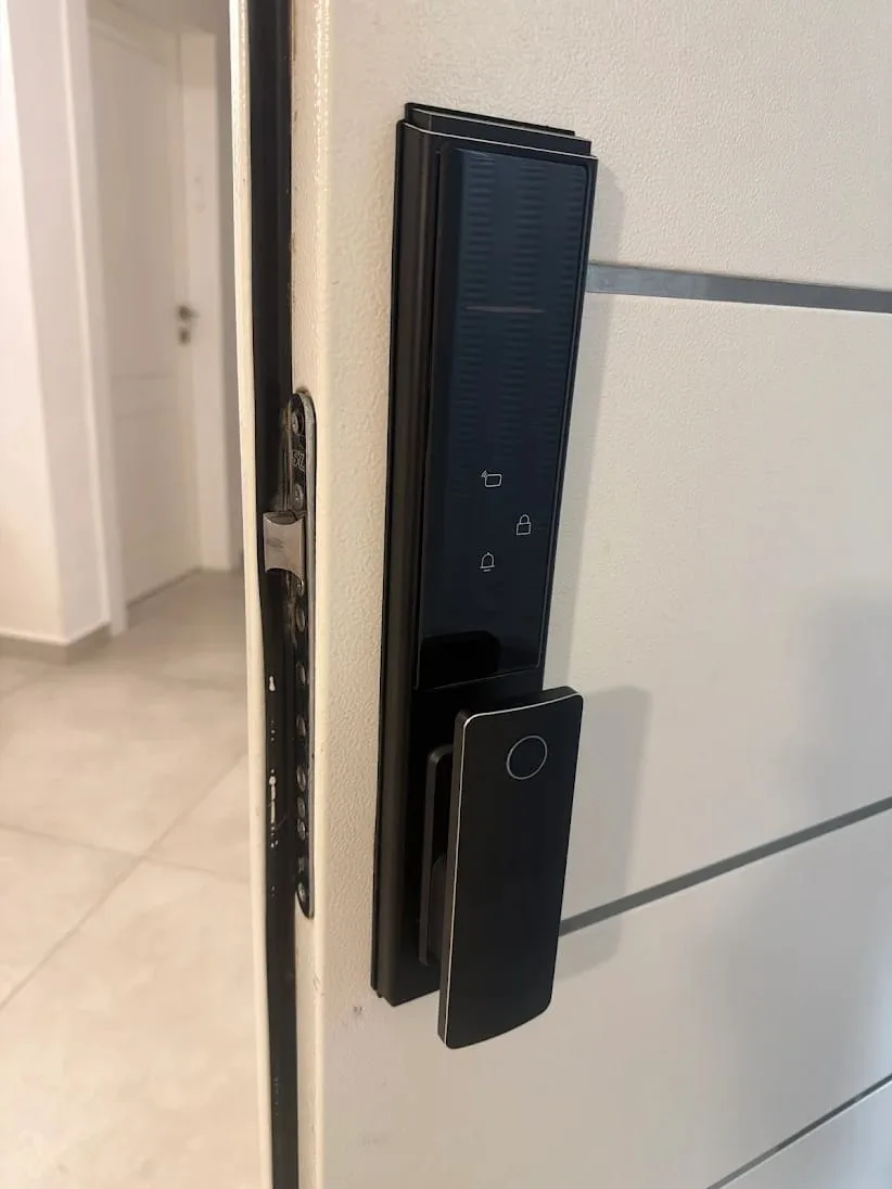 כמה עולה מנעול חכם? המחיר המלא ומה חייב להיות כלול בו
